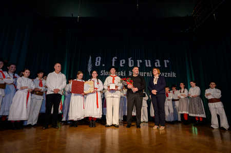 Podelitev priznanja - Starejša otroška folklorna skupina OŠ Metlika - Osrednja obcinska prireditev ob slovenskem kulturnem prazniku